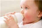 Bé bú sữa hay ngậm và nhả ra, có cách nào khắc phục?