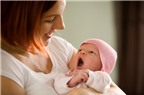 Cách nâng và bế bé sơ sinh