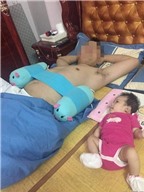Cười ‘rách’ miệng cách trông con ngủ của ông bố Việt