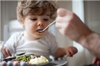 Không nên cho trẻ ăn cơm chan canh