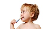 Không nên cho trẻ đánh răng một mình