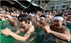Lạ lùng lễ hội dội nước đá ở Nhật Bản