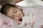 Làm sao để giúp bé an tâm ngủ riêng