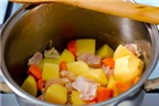 Làm sao để nấu thịt gà hầm khoai tây nhanh mà ngon?
