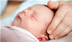 Những cách giúp mẹ phòng ngừa bẹt đầu ở trẻ sơ sinh