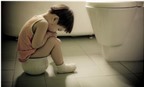 Những hiểm hoạ khôn lường với trẻ từ… nhà vệ sinh bẩn