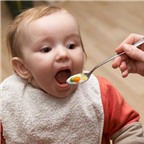 Những tác hại của việc cho bé ăn cơm chan nước canh