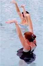 Tập luyện dưới nước giúp bà bầu giảm đau lưng