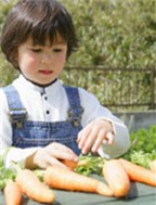 Các mẹo giúp bé thích ăn rau