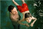 10 bí quyết giúp bé biết bơi nhanh