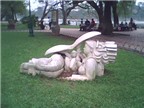 Tan nát tượng nghệ thuật bên Hồ Gươm