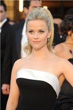 Reese Witherspoon đi đâu cũng có đồ trang điểm