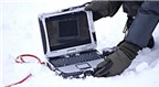 'Tra tấn' laptop bằng cách kéo lê trên tuyết