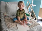 Bé trai 5 tuổi vẽ tranh bán để chữa ung thư