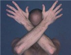 Bắt chéo cánh tay giúp giảm đau