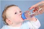 Điều cần biết khi bổ sung nước cho bé