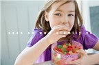 Socola, kẹo cao su, mì ăn liền không tốt cho trẻ