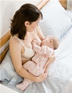 Lợi ích của việc cho bé nằm trên bụng mẹ sau khi bú