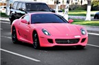 Siêu xe Ferrari hồng dạo phố