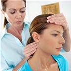 Xoa vành tai dưỡng sắc, kéo dái tai trị đau đầu