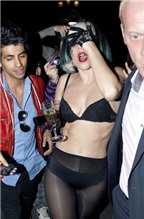 Phong cách thời trang Lady Gaga yêu thích: sexy với áo bra