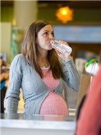 Nước có những lợi ích gì đối với mẹ và bé