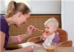 Làm sao để bé ăn không ngậm và không bị trớ?