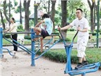 Tập thể dục bằng dụng cụ ở công viên