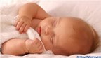 Đầu bé lắc liên tục khi ngủ là bệnh gì?