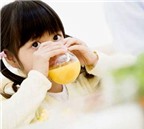 Nước trái cây tiềm ẩn nhiều nguy cơ với bé
