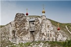 Độc đáo nhà thờ “cheo leo” trên núi đá