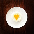 Bí quyết tráng trứng có lòng đỏ trái tim cực dễ
