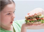 4 thói quen ăn uống có hại cho bé