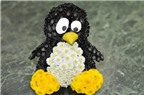 Cắm hoa cúc hình chú chim cánh cụt dễ thương