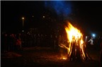 Màn biểu diễn chân trần nhảy vào lửa tại lễ hội