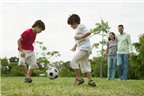 Cha mẹ cần khuyến khích trẻ thường xuyên chơi đùa và vận động