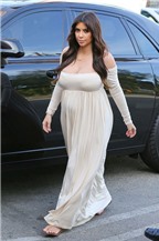 Bà bầu Kim Kardashian khoe vòng một nảy nở