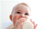 Có nên pha sữa với nước khoáng  để bổ sung canxi?