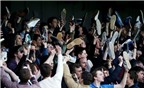 Chuyện lạ ở Tottenham: CĐV tháo giày ăn mừng chiến thắng