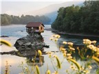 Độc đáo ngôi nhà trên dòng sông Drina ở Serbia