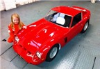 Bé gái 7 tuổi sở hữu siêu xe Ferrari