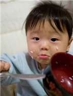 Làm sao tập cho bé ăn cơm