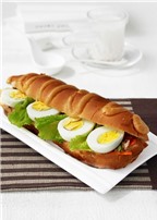 Ăn sáng ngon với bánh mỳ trứng kiểu mới