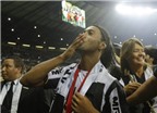 Nụ hôn của Ronaldinho dành cho ai?