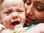Trẻ mọc răng nanh sữa, làm sao bé đỡ quấy khóc?