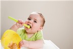 10 mẹo giúp mẹ tập cho bé tự xúc ăn bằng thìa