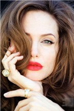 Mẹo tô son môi đỏ mọng như Angelina Jolie