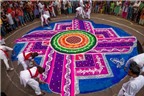 Nghệ thuật vẽ thảm rangoli trên đường phố Ấn Độ