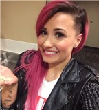 Demi Lovato ‘quậy' với mái tóc cạo nửa đầu