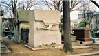 Độc đáo ngôi mộ phủ đầy vết son môi ở Paris